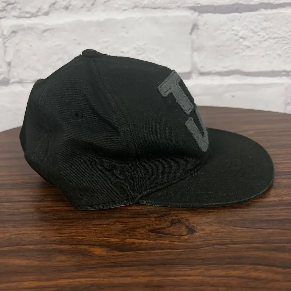 True Religion Mens OS‎ Designer Streetwear Black Spellout Leather Strapback Hat